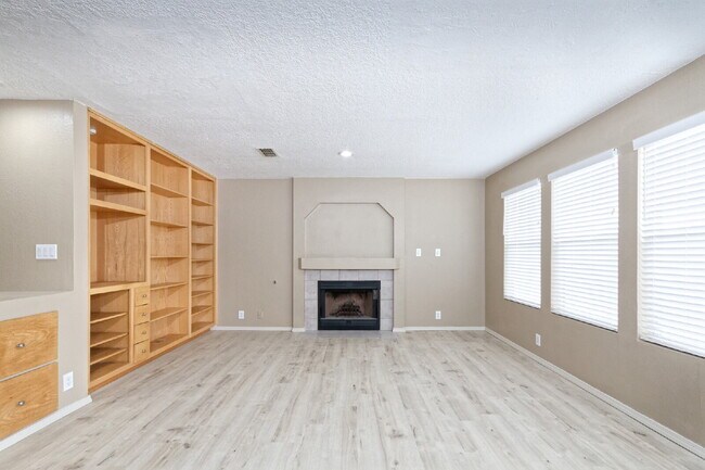 Building Photo - I-40 freeway access nearby. Couple blocks ...
