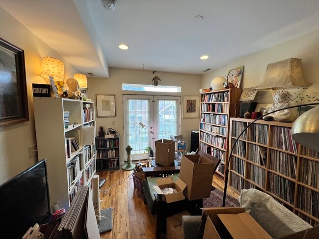 Building Photo - 3219 S Lituanica Ave