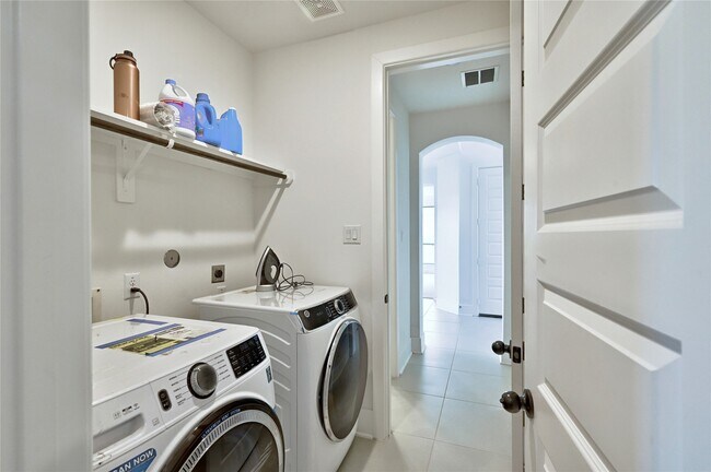 Building Photo - 6211 Shore Ridge Ct
