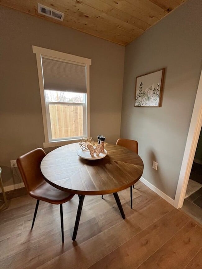 Building Photo - Adorable Fully Remodeled Home in Prime Loc...