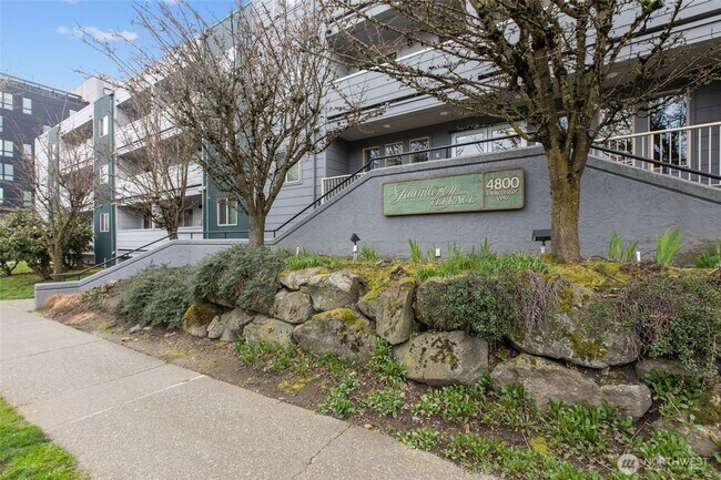 Building Photo - 1 Bed 1 Bath Condo HIGHLY DESIRABLE Alaska...