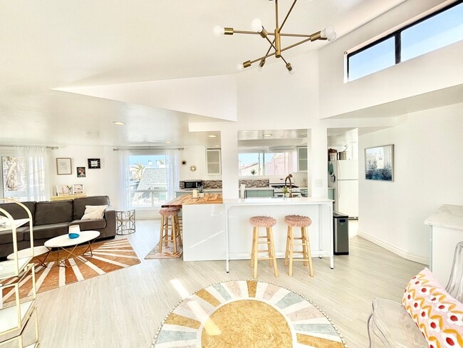 Building Photo - Oxnard / Silver Strand Beach / 2 bedroom 1...