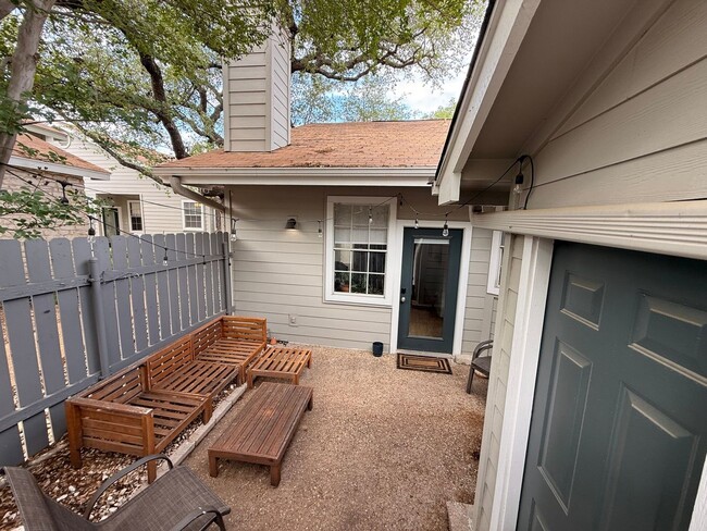 Building Photo - 6501 Brush Country Rd