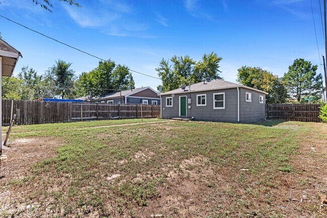 Building Photo - Newly Renovated 2 bed/1 bath home!!