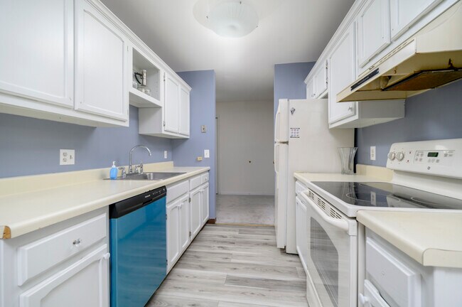 Building Photo - 170 Forest St