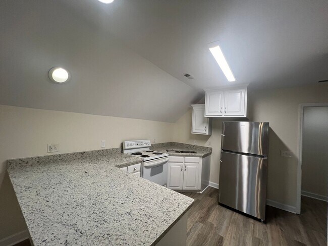 Building Photo - 1 BEDROOM STUDIO APT WALKING DISTANCE TO UNCW! FINALLY SOME PRIVACY!