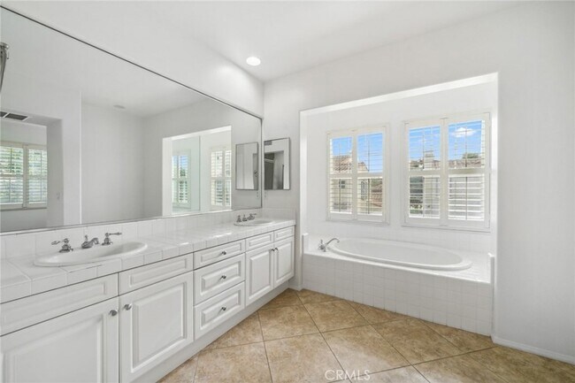 Building Photo - 236 Terra Cotta