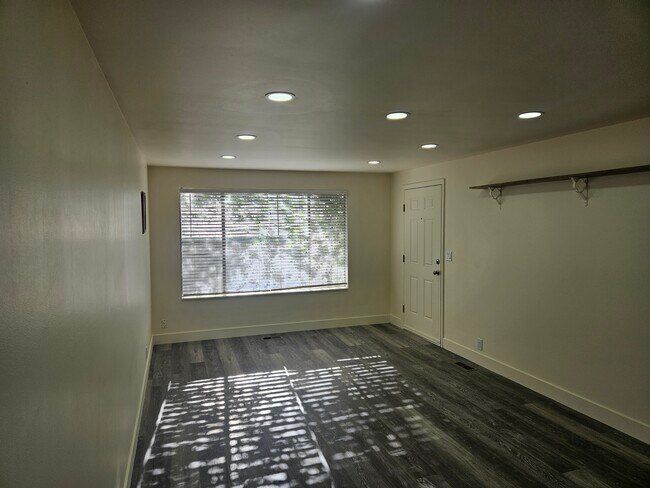 Building Photo - Roy Duplex