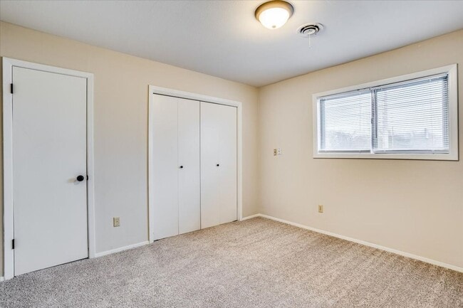 Building Photo - Tri-level Townhome