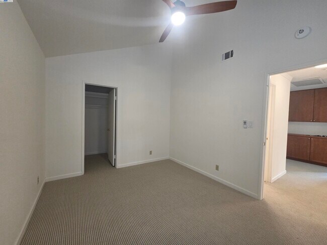 Building Photo - 6084 Vía de los Cerros