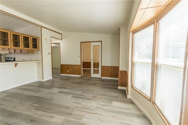 Building Photo - 1130 E Mesquite Ave