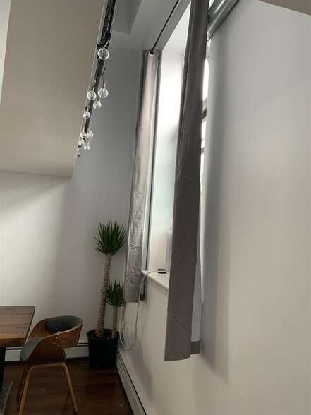 Building Photo - 14 Locust St