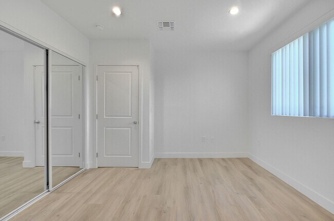Building Photo - 5852 Vineland Ave