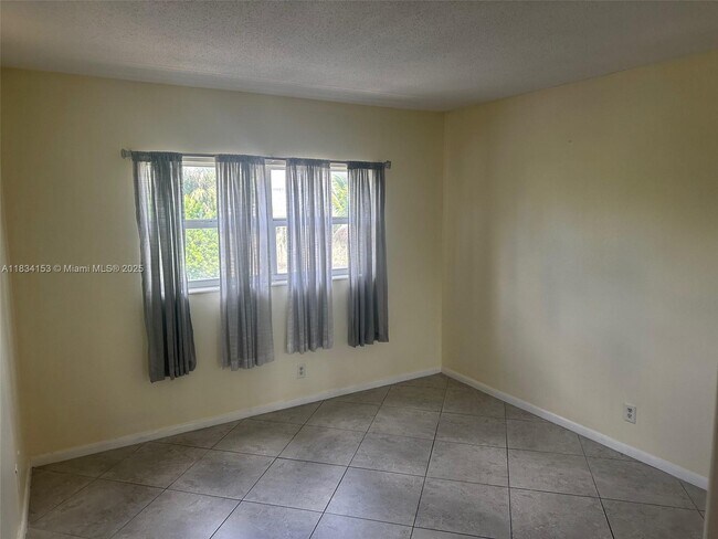Building Photo - 1152 NW 30th Ct