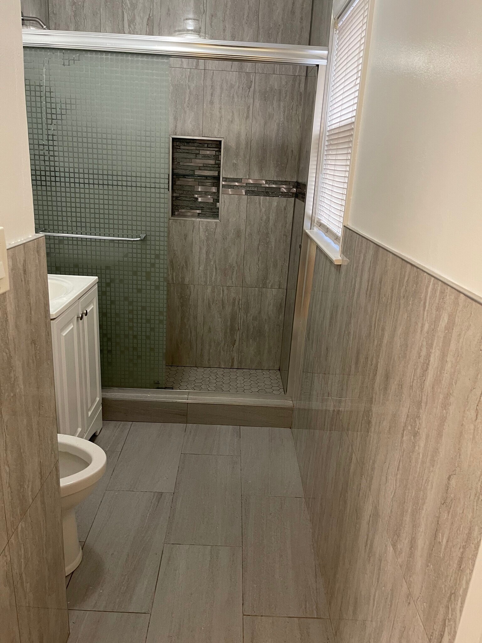 Building Photo - 634 Lawler Ave