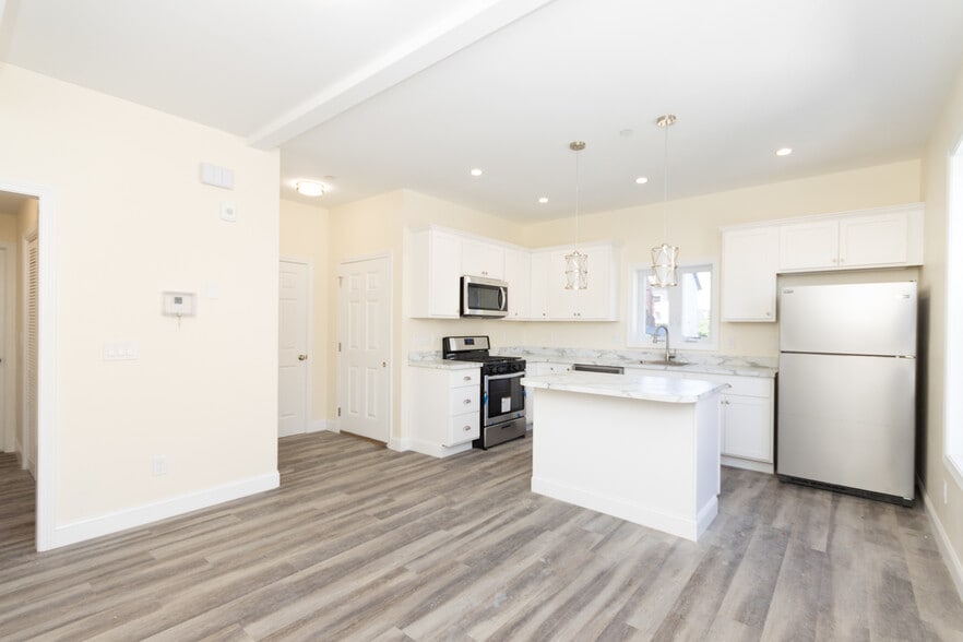 Building Photo - 2 French Ter