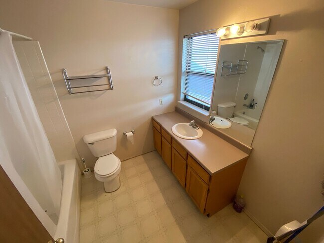 Building Photo - Top Corner, One Bedroom Apt in Bayfield