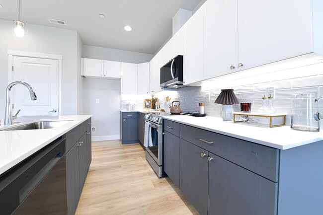 Building Photo - 925 N Elm Ave