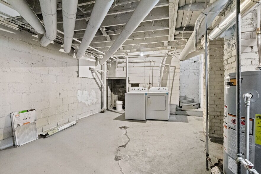 Building Photo - 914 E 22nd St