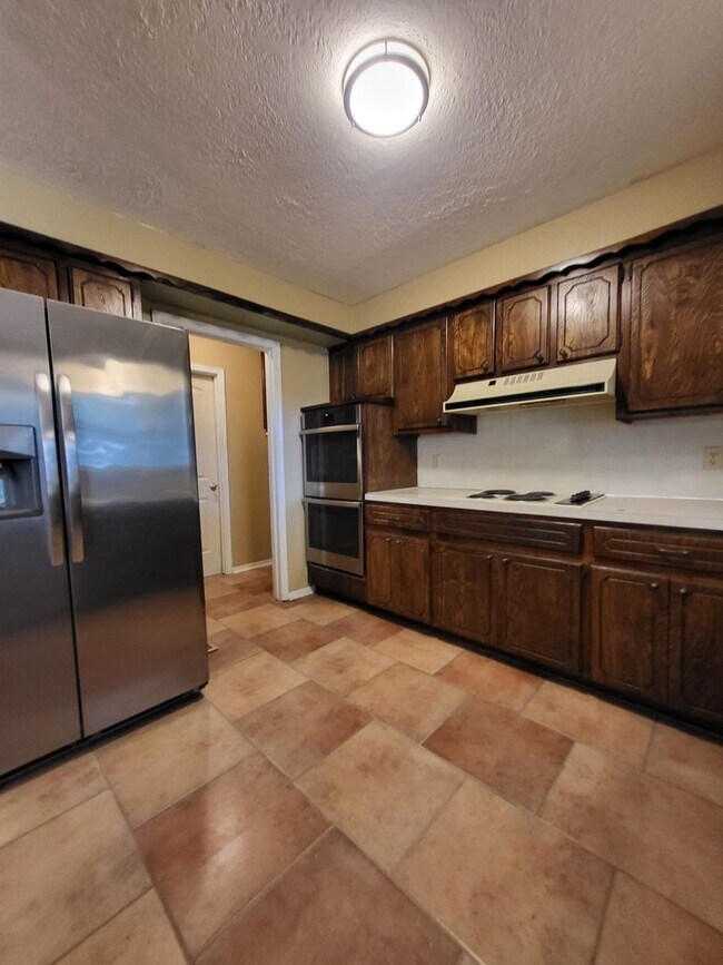 Building Photo - (4) Bed/(2) Bath + (2) Living Areas Avail ...