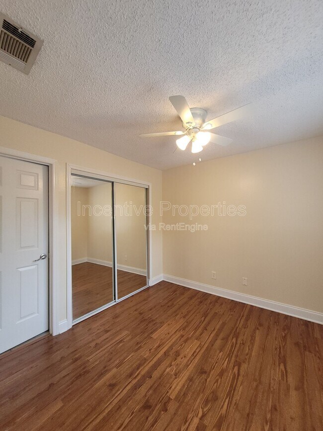 Building Photo - 575 Bloomington Ct