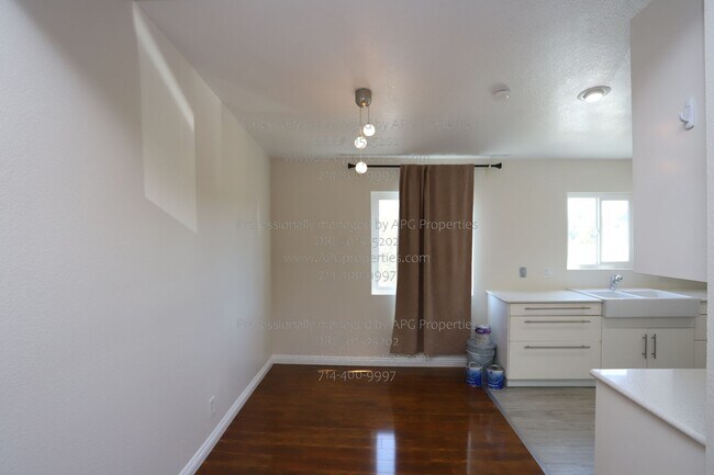 Building Photo - 636 E Birch St