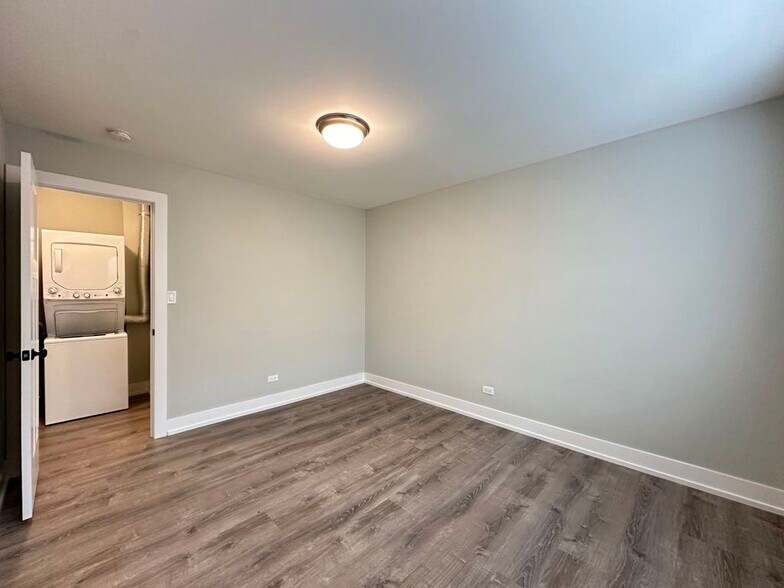 Building Photo - 533 W Surf St