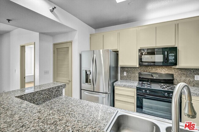 Building Photo - 2222 Beachwood Dr