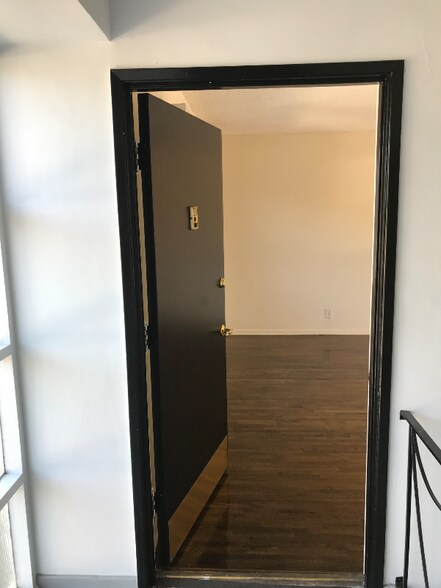 Building Photo - 13744 Burbank Blvd