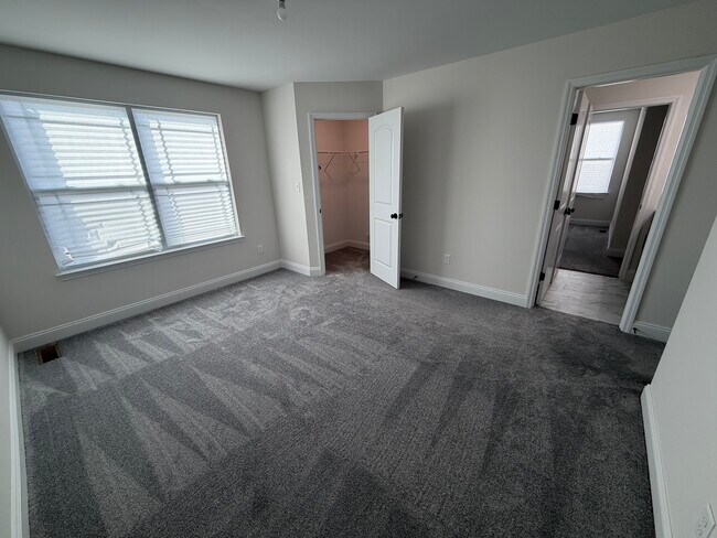 Building Photo - 156 Far Meadow Dr