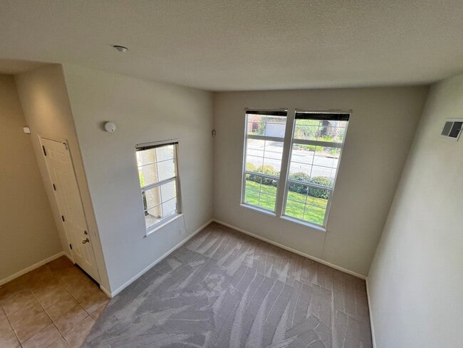 Building Photo - SPACIOUS FOUR BEDROOM HOUSE IN HAMILTON