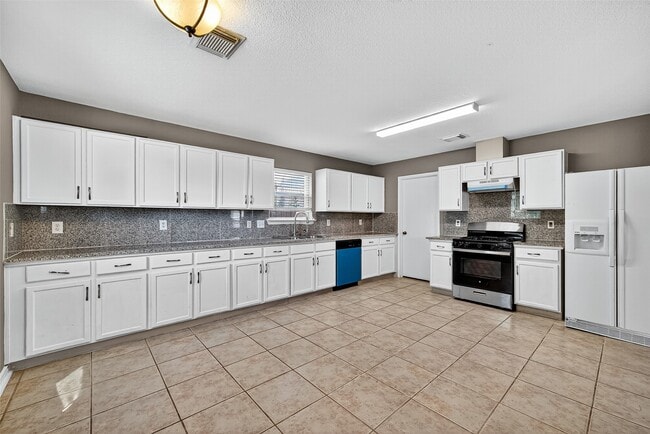 Building Photo - 5615 W Harrow Dr