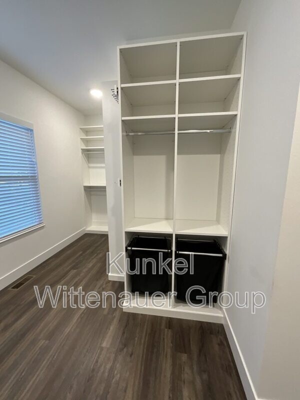 Building Photo - 1212 Hickory Point Dr