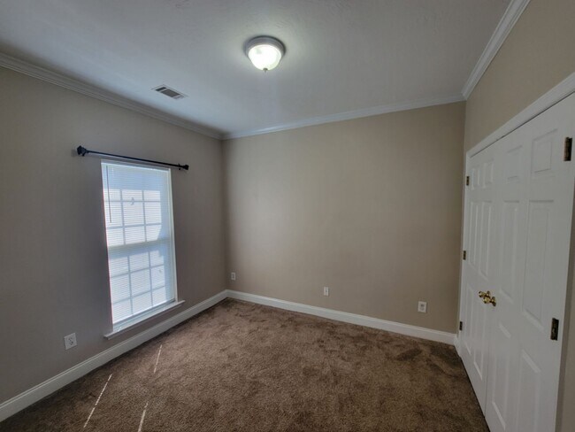 Building Photo - 211 Brook Ct