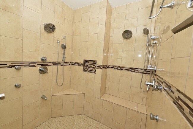 Building Photo - 517 Whisper Walk