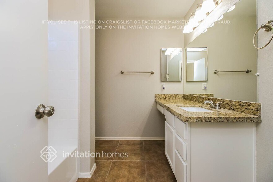 Building Photo - 10933 E Clovis Ave