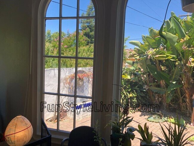 Building Photo - Charming Mediterranean Circa 1937 House