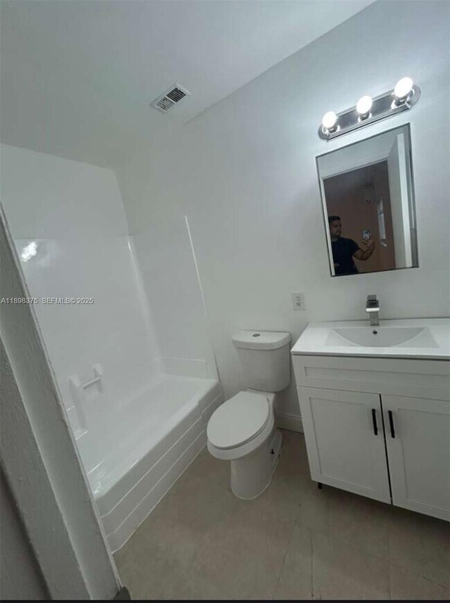 Building Photo - 1450 NW 20th Ct