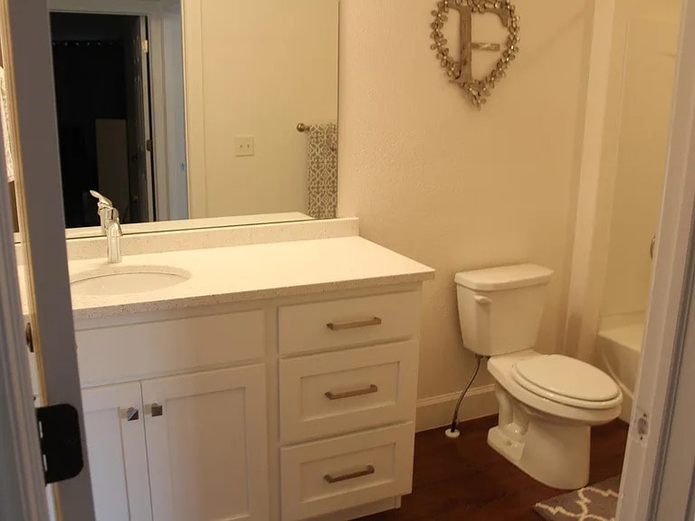 Shared bath - 1068 Canyon Meadow Dr