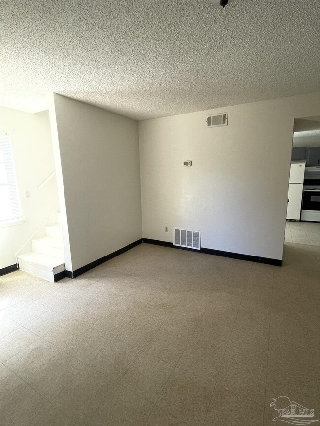 Building Photo - 1121 Lake Dr