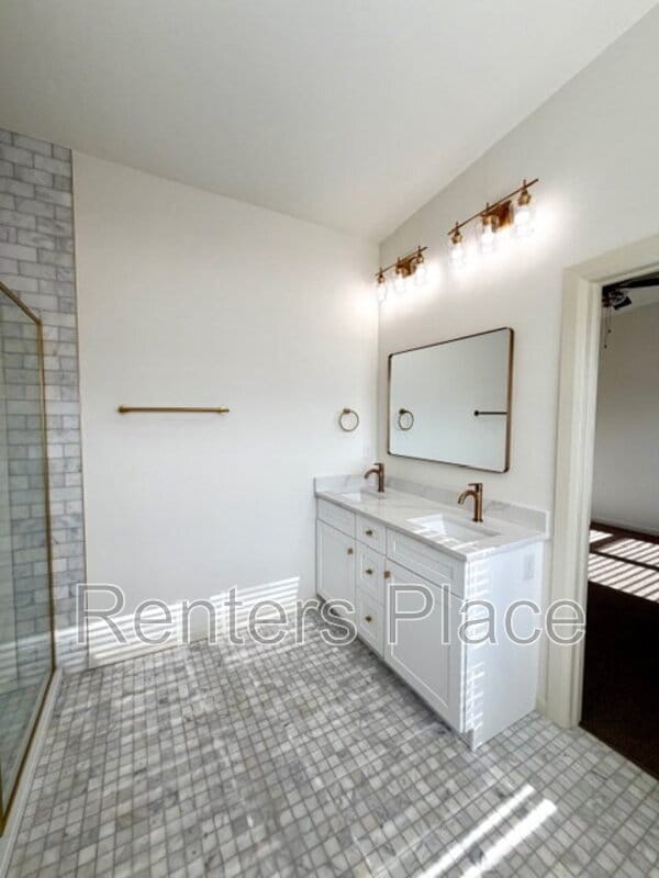 Building Photo - 1140 S Quincy Ave