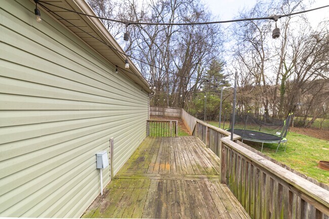 Building Photo - 2013 Paris Rd