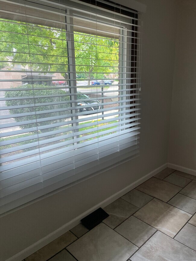 Building Photo - 3240 Brookview Way