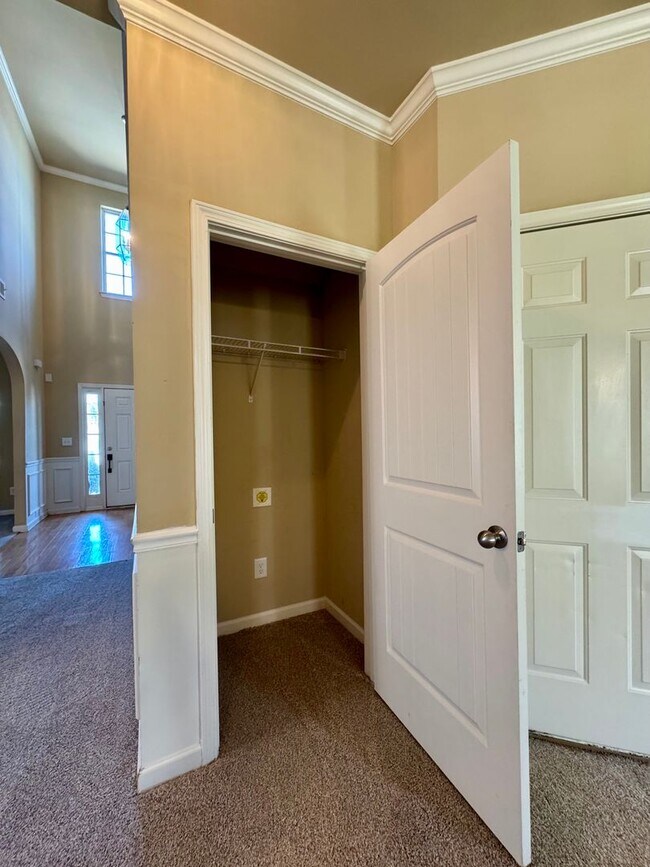 Building Photo - This beautiful 4-bedroom, 2.5-bath home Move-in ready and is waiting for you!