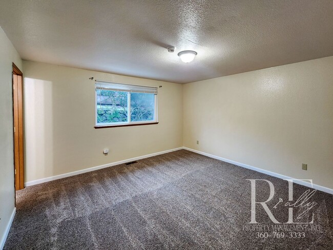 Building Photo - Spacious Silverdale Tri-Level with Hot Tub & Stylish Kitchen