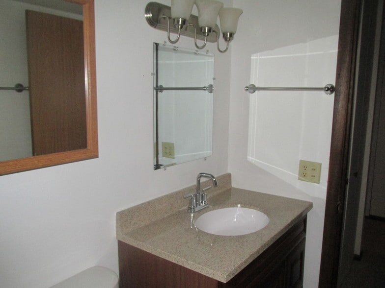 Bathroom - 414 10th Ave S