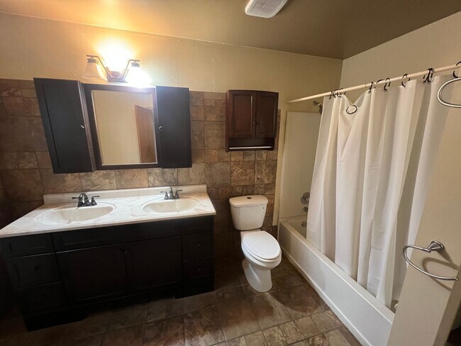 Building Photo - 8978 Gardengate Dr
