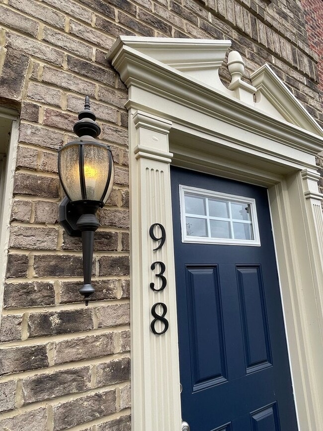 Building Photo - Gorgeous 3 BD/ 2.5 BA Townhouse Available ...