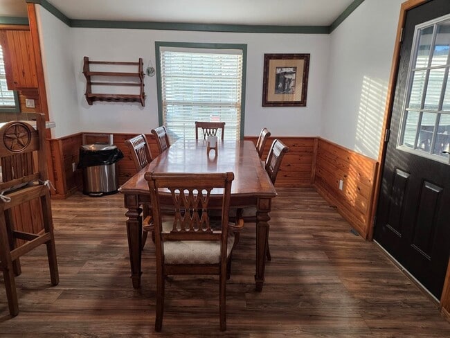 Building Photo - 708 Town Creek Rd