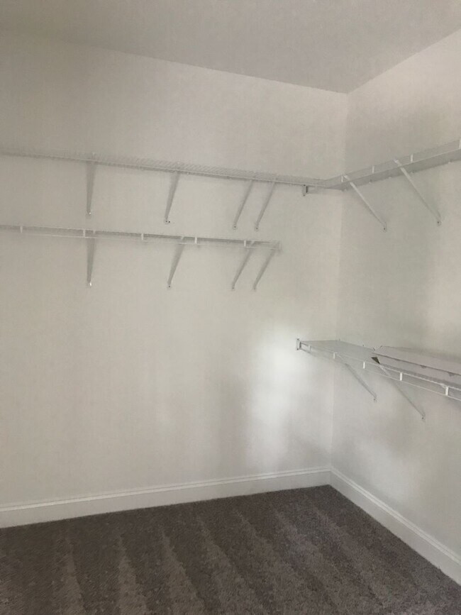 Building Photo - Cozy 1 Bedroom 1 Bathroom at 5026-A Park Ave
